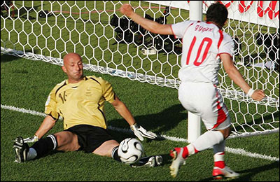 Image rare : Fabien Barthez avec un maillot en couleur (contre la Suisse en 2006).