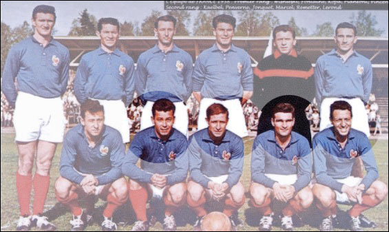 Just Fontaine, Raymondd Kopa, Roger Piantoni et Jean Vincent à côté de Maryan Wisnieski au premier rang.