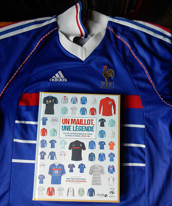 Un maillot, une légende - Tout sur l'histoire du maillot de l'équipe de  France de Football depuis 19: Delahais, Matthieu, Colombari, Bruno:  9782263171017: : Books