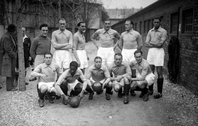 Roger Courtois (accroupi, le premier à gauche) en 1939.