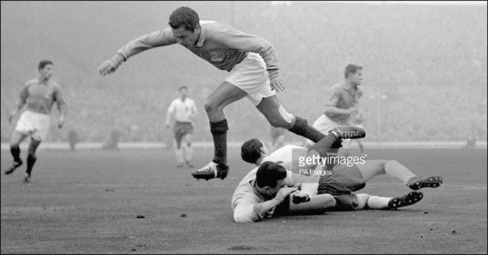 Claude Abbes (au sol) jouait sans gants en 1957.