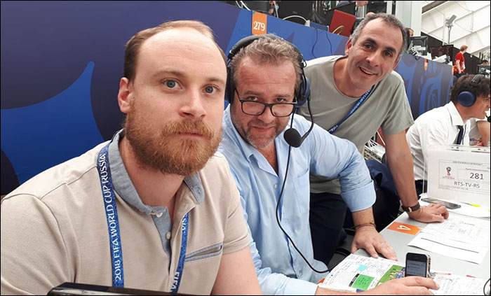 Dans la tribune de presse du stade Loujniki à quelques minutes de la finale : Antoine Grognet (premier plan), Olivier Pron (au centre) et Farid Achache (à droite), journalistes à RFI.