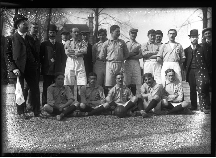 Equipe de France en 1908, avec un maillot bleu.