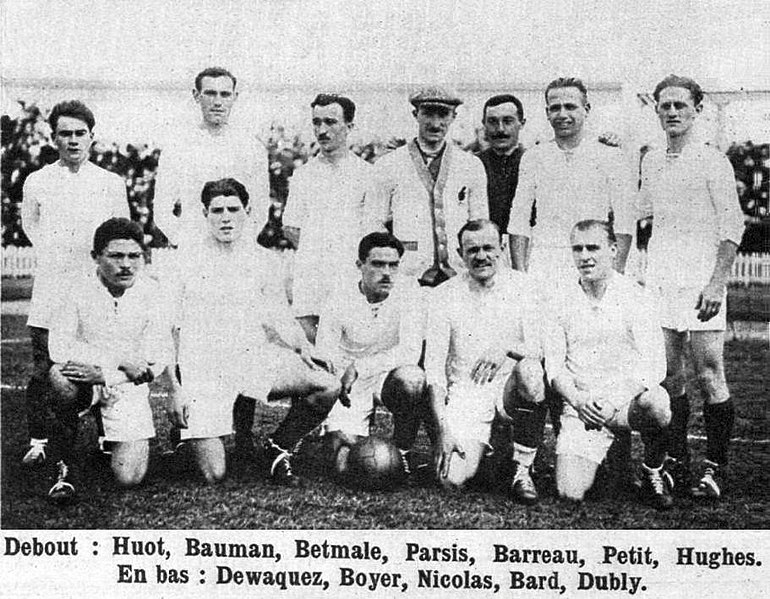 L'équipe de France aux Jeux olympiques de 1920, dirigée par Gaston Barreau (en noir).