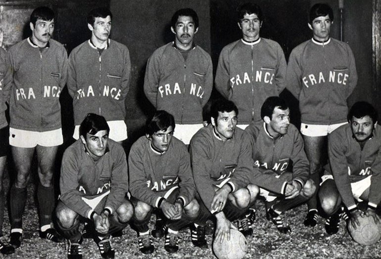 France-Roumanie, le 30 avril 1969. Debout de gauche à droite : Lemerre, Broissart, Jean Djorkaeff, Novi, Rostagni. Accroupis : Loubet, Michel, Hervé Revelli, Horlaville, Bras. Manque Chauveau, hors cadre.